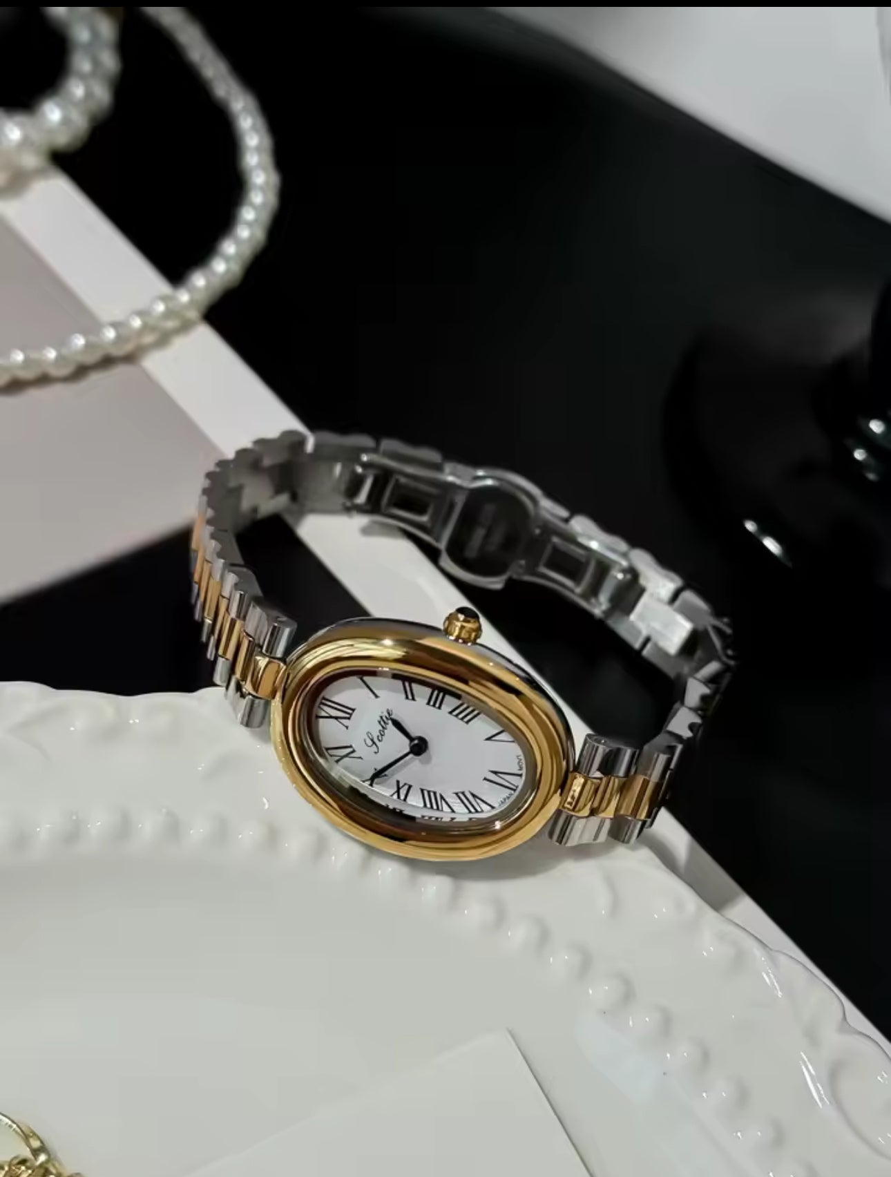 women watch Scottie 9780
