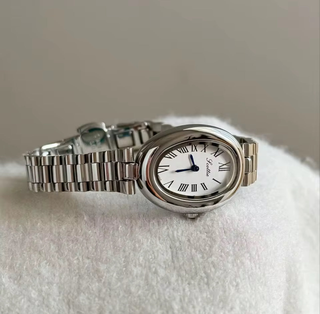 women watch Scottie 9780